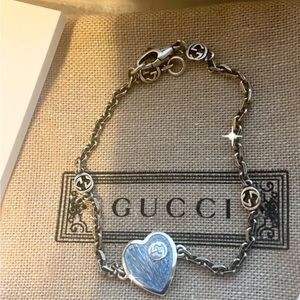 GUCCI..Sterling silver heart bracelet with interlocking G.      AUTHENTIC
